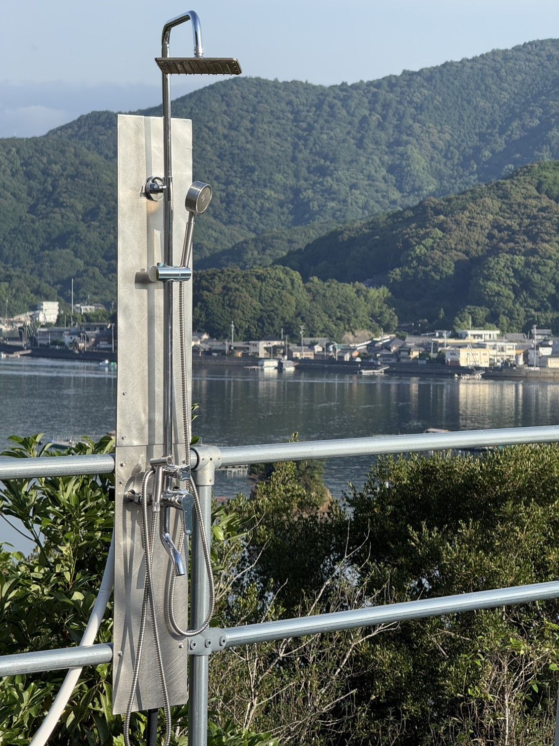 海を見下ろす屋外シャワー